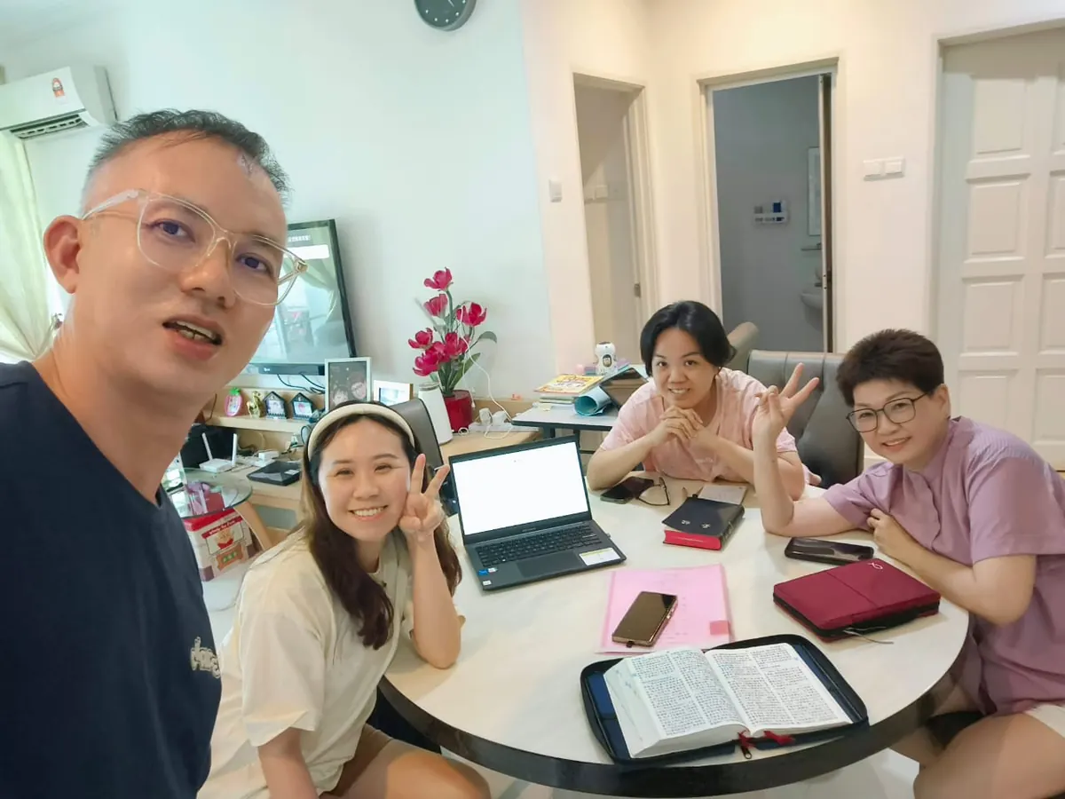 一個小組用電腦同聖經一齊學習
