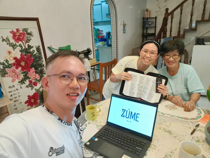 A one-to-one Zúme session with the Bible open